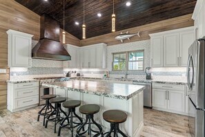 Fridge, microwave, oven, stovetop - BRAND NEW RENO IN CRYSTAL BEACH! | Salty Skipper (Destin)