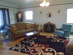 Smart TV, caminetto, impianto stereo