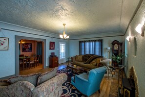 Smart TV, caminetto, impianto stereo