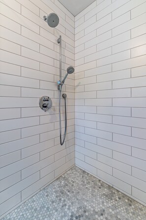 Een douche, een haardroger, handdoeken, zeep