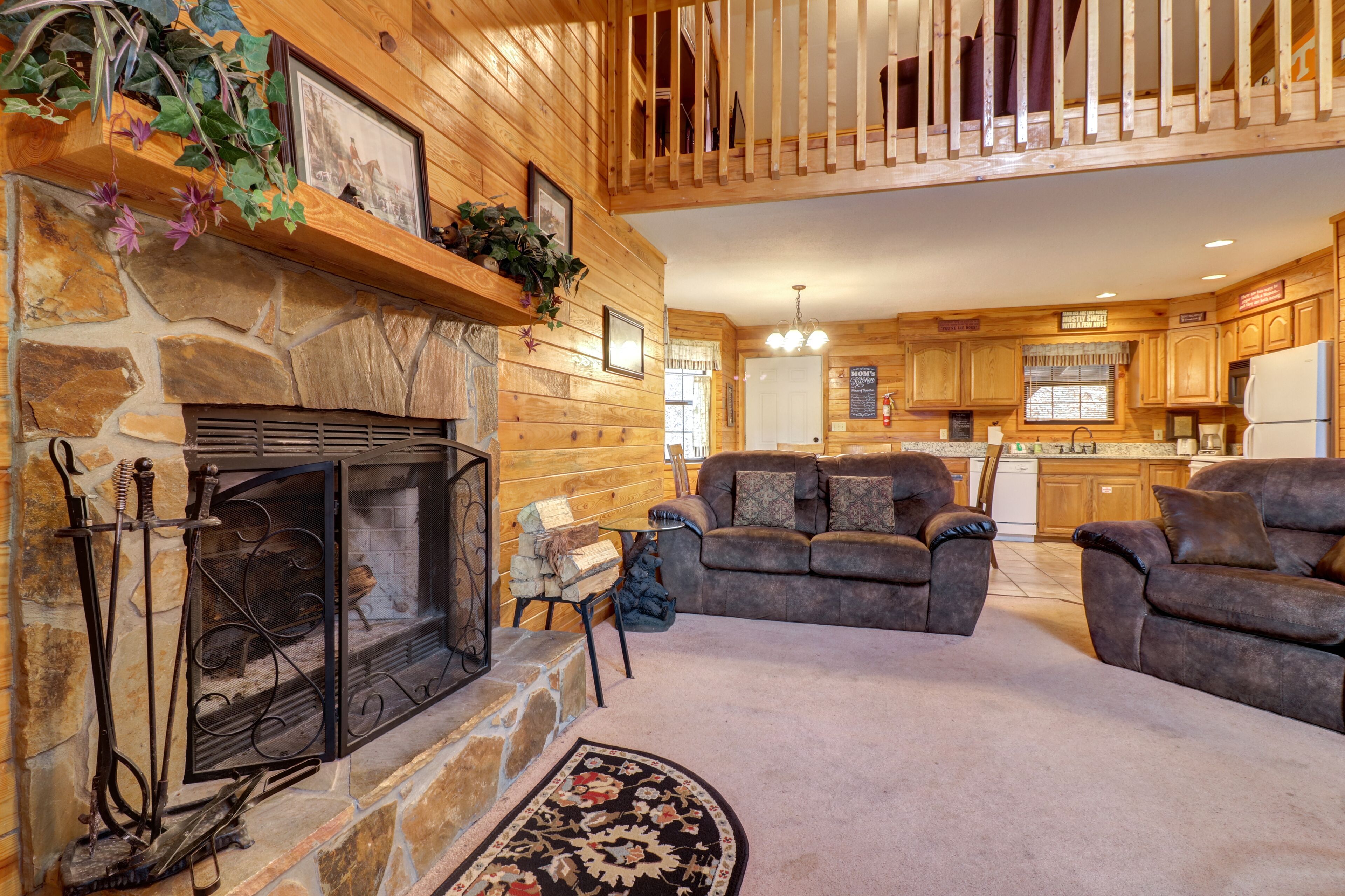 Woodsy cabin with private hot tub, wood-burning fireplace and pool table