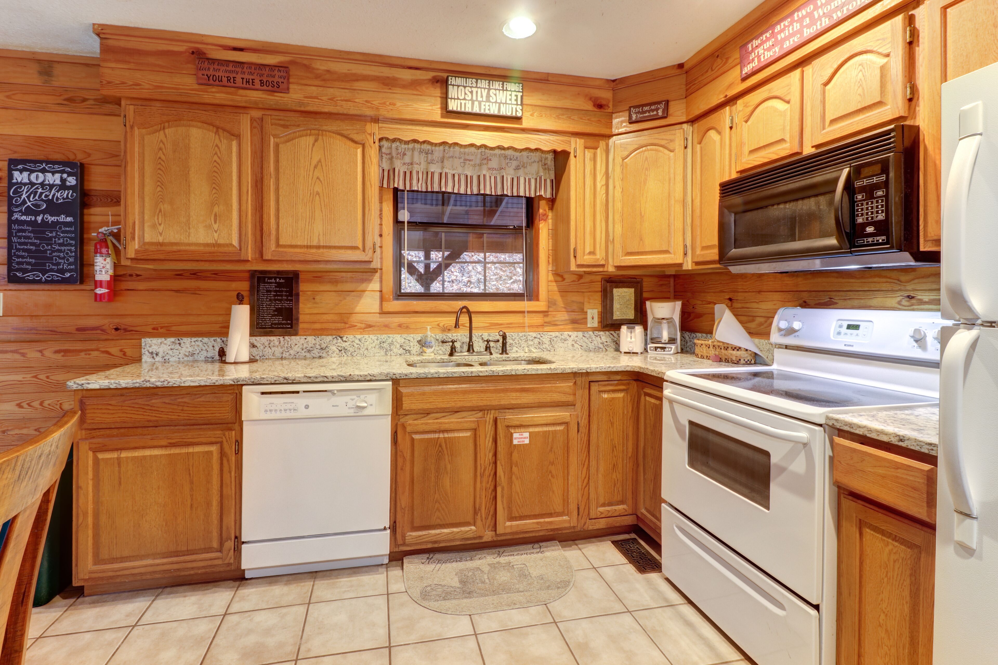 Woodsy cabin with private hot tub, wood-burning fireplace and pool table
