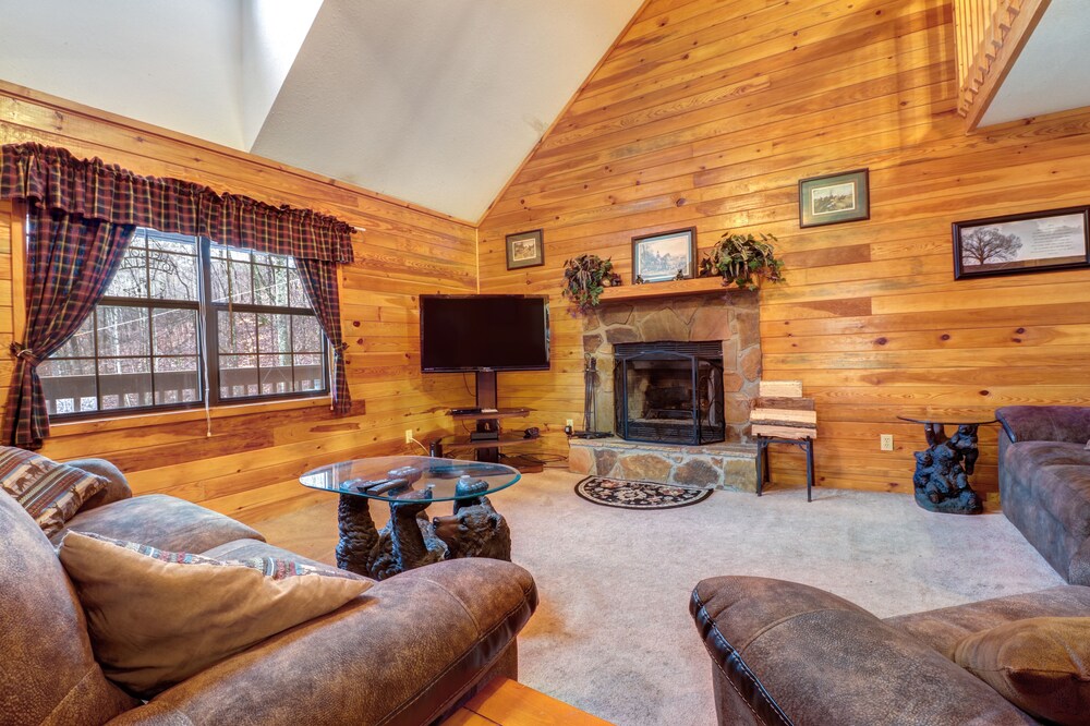 Woodsy cabin with private hot tub, wood-burning fireplace and pool table