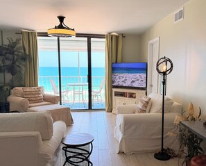 Televisor intel·ligent, reproductor de DVD i taula de tennis de taula 