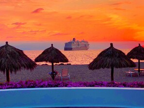 On the beach, sun loungers, beach towels - PARADISE 🌴 SHANGRI-LA ⛱️ OCEAN-BAY-BEACH - 3 BDR - 3 BA - LUXURY CONDO
 (Marina Vallarta)