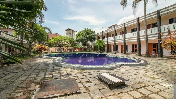 สระว่ายน้ำกลางแจ้ง