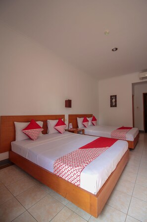 Deluxe Twin Room | Desk, free WiFi, bed sheets - OYO 370 Hotel Sofia Pangandaran (Pangandaran)