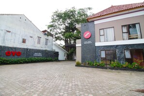 Front of property - OYO 370 Hotel Sofia Pangandaran (Pangandaran)