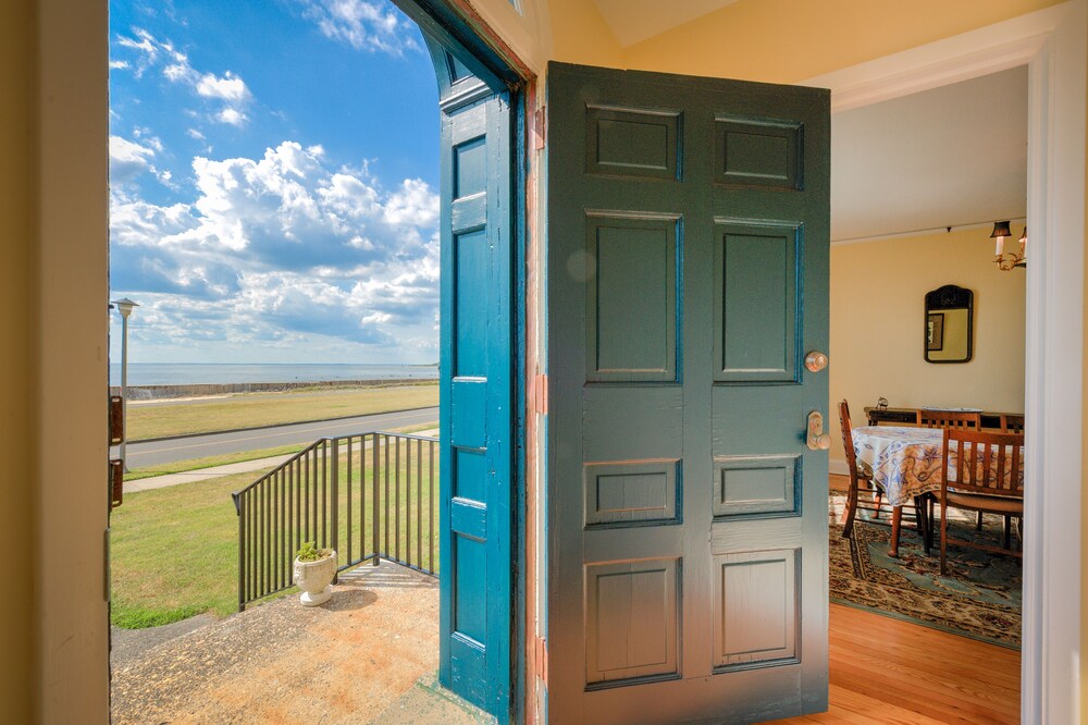 Bayfront home with sunsets, close to beach on Sandy Hook in Fort Hancock