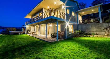 Gorgeous home with 92 feet of private waterfront, swim deck & private hot tub