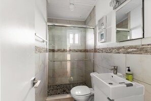 Kostenlose Toilettenartikel, Handtücher
