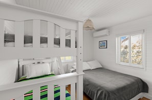 4 bedrooms, internet, bed sheets, wheelchair access