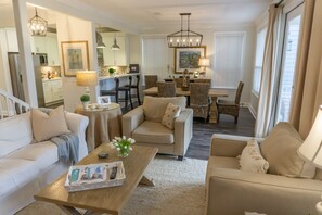 Een smart-tv, een dvd-speler en een stereo