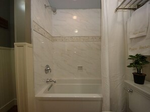 Ensemble douche/baignoire, sèche-cheveux, serviettes fournies