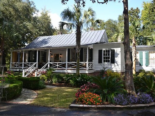 Restored servants' quarters for 1812 house in heart of Historic District