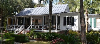 Restored servants' quarters for 1812 house in heart of Historic District