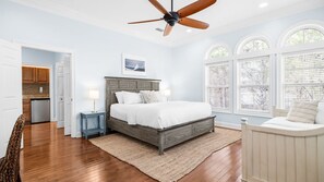 4 habitaciones, escritorio y tabla de planchar con plancha 