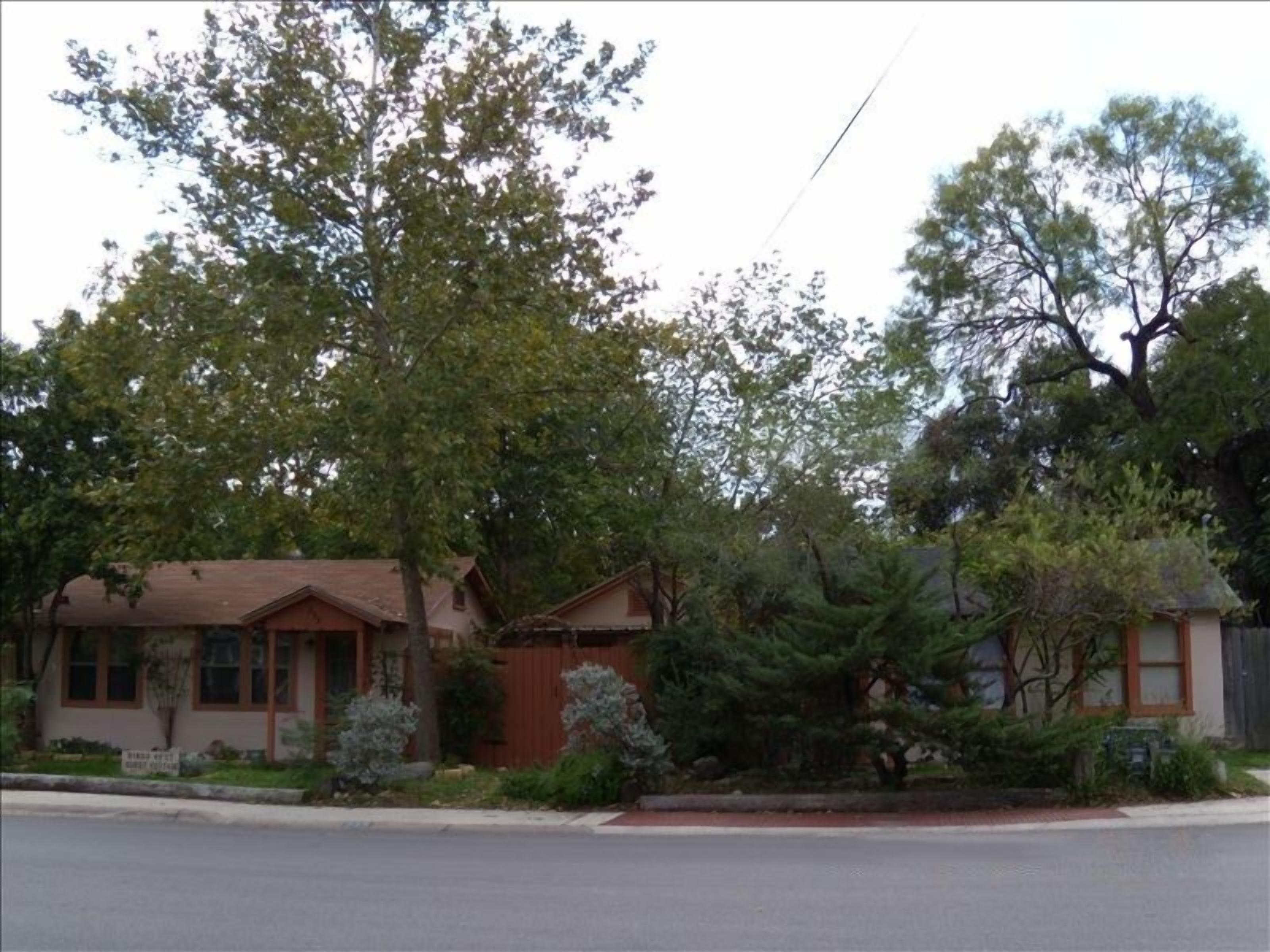 'Bird's Nest Guest Cottage'  Guadalupe River - Dog Friendly (Dog fee $15/night)