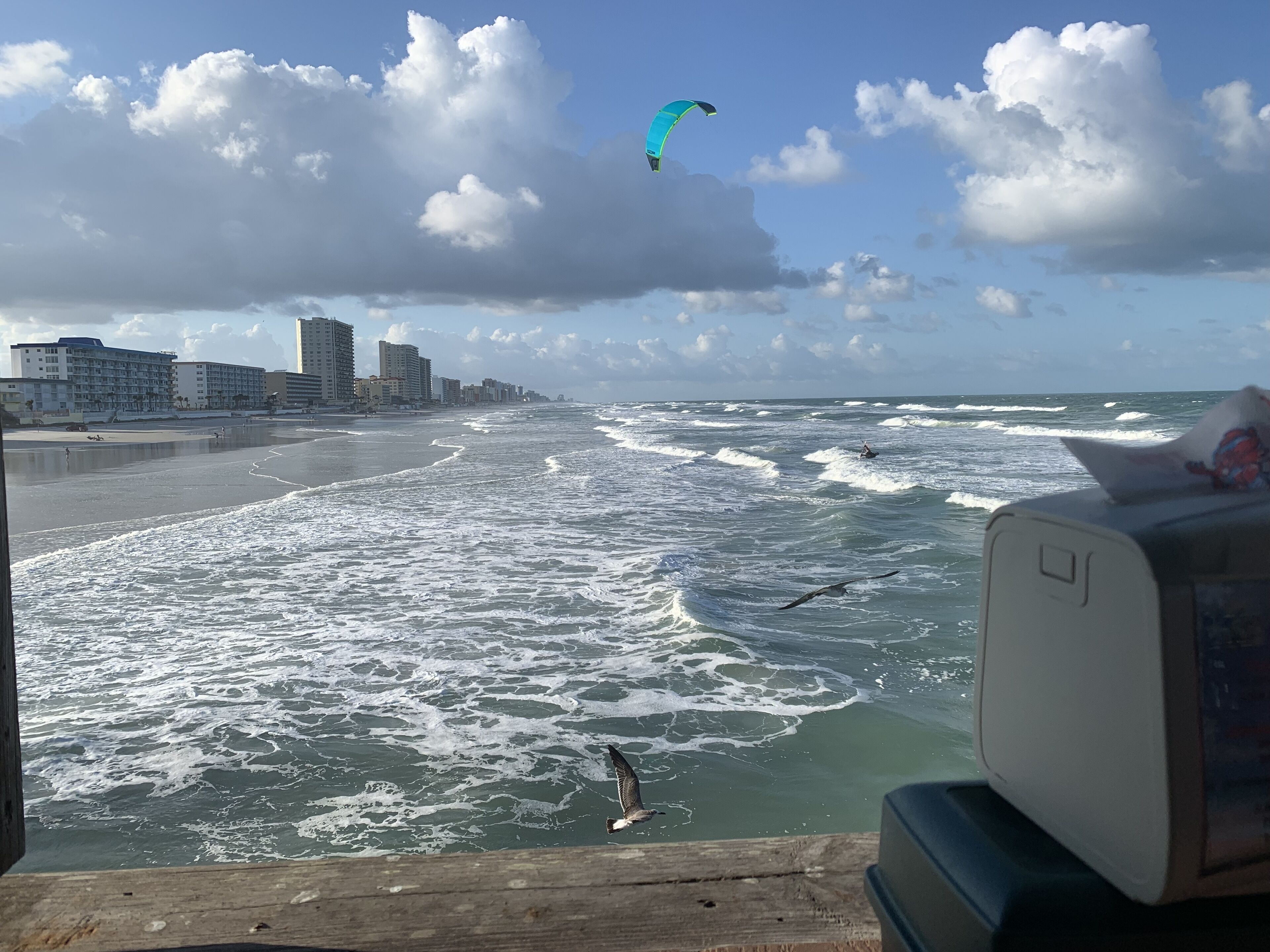 Rannalla, aurinkotuoleja, rantapyyhkeitä