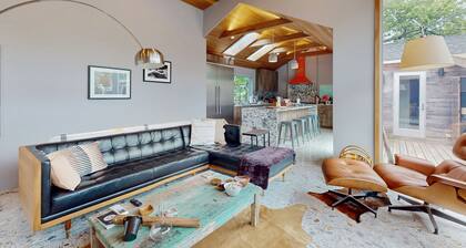 Designer home with bikes & full kitchen - 1 minute from beach