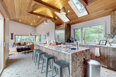 Designer home with bikes & full kitchen - 1 minute from beach