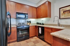 Coffee/tea maker, fridge, microwave, oven