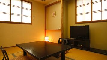 Standard Japanese Room | In-room safe, free WiFi