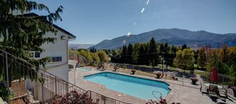 Bright condo with pool & hot tub - near downtown & lake