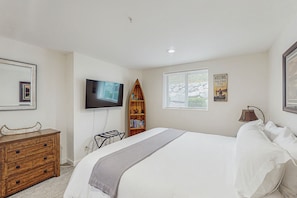 2 bedrooms, iron/ironing board, internet, bed sheets