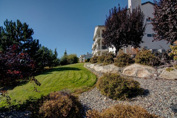 Property grounds - Bright condo with pool & hot tub - near downtown & lake (Chelan)