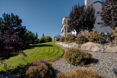 Bright condo with pool & hot tub - near downtown & lake