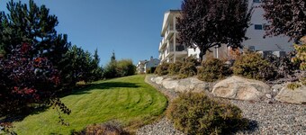 Bright condo with pool & hot tub - near downtown & lake