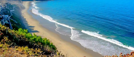 Beach nearby, sun-loungers, beach towels