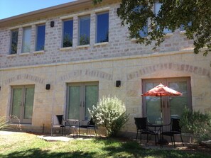 Outdoor dining - Boerne Hill Country 3000 Sq Ft Guest House with Pool on 5 Enclosed Acres, Sleeps 12 (Boerne)