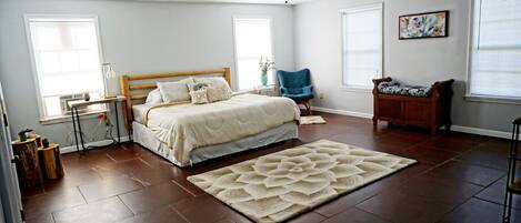 1 dormitorio, tabla de planchar con plancha, wifi y ropa de cama