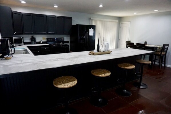 Fridge, microwave, oven, stovetop - Cozy Studio home 10min from Murray and 20min from Ky Lake (Murray)