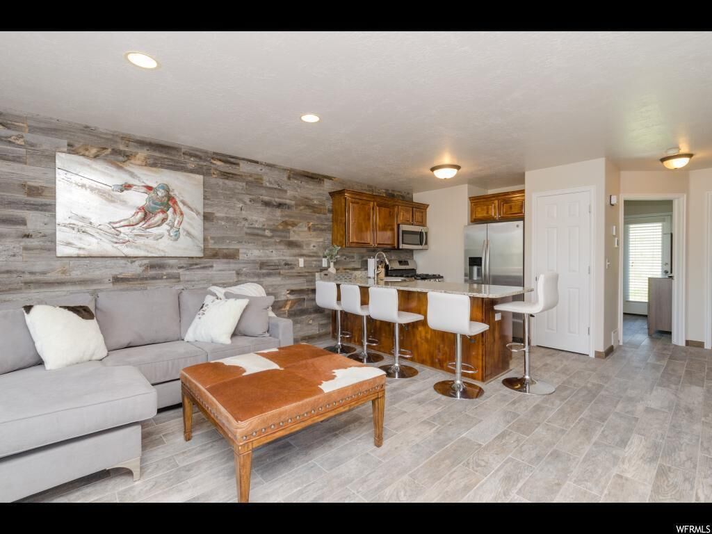 Mountain condo, 3 BR, sleeps 10, pool & hot tubs right outside front door!