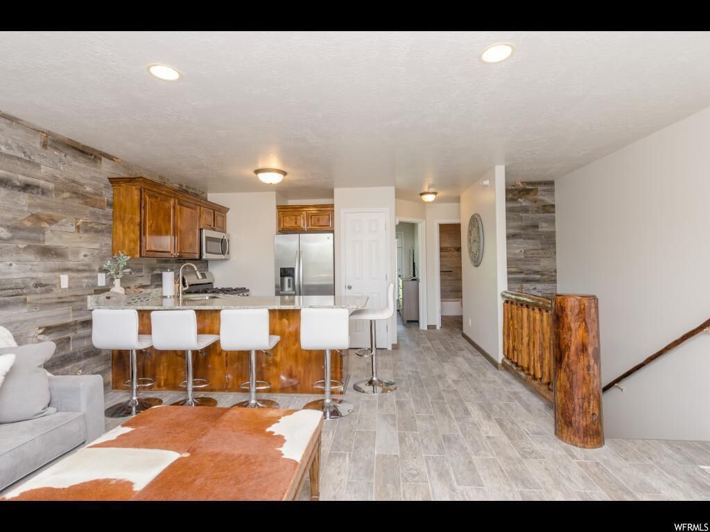 Mountain condo, 3 BR, sleeps 10, pool & hot tubs right outside front door!