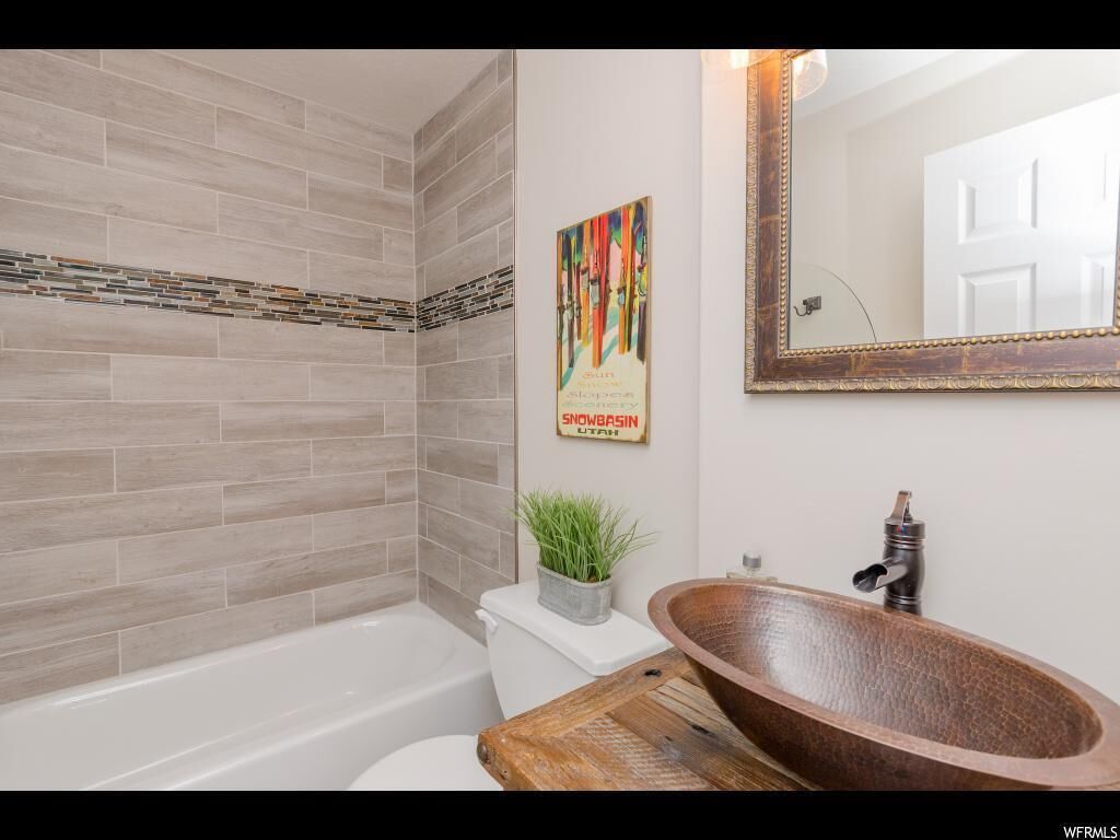 Mountain condo, 3 BR, sleeps 10, pool & hot tubs right outside front door!