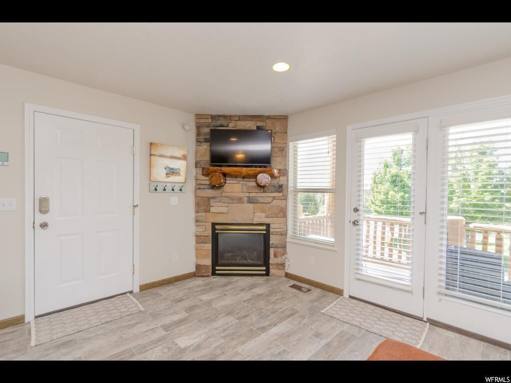 Mountain condo, 3 BR, sleeps 10, pool & hot tubs right outside front door!