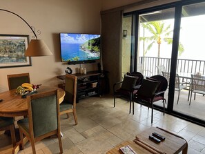 Smart-tv, dvd-spelare, böcker och en stereo