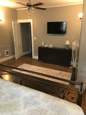 7 habitaciones, tabla de planchar con plancha y cuna de viaje 