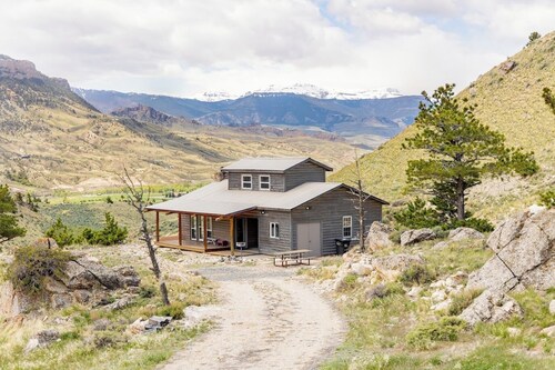 Lazy J Basin- Secluded Retreat with Mountain Views