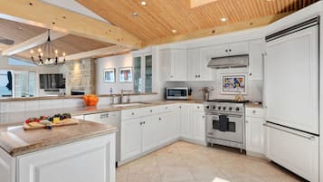 Réfrigérateur, micro-ondes, plaque de cuisson, lave-vaisselle