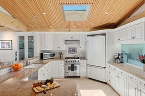 Fridge, microwave, stovetop, dishwasher - Beautiful Oceanfront Home with Jacuzzi (Carpinteria)