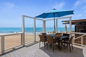 Outdoor dining - Beautiful Oceanfront Home with Jacuzzi (Carpinteria)