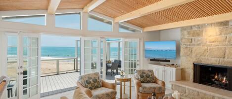 Smart TV, chimenea, reproductor de DVD y libros