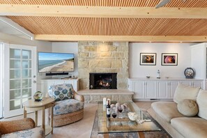 Smart TV, chimenea, reproductor de DVD y libros 