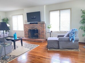 Smart TV, chimenea y libros