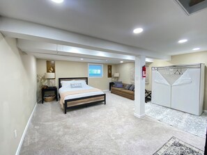4 bedrooms, iron/ironing board, free WiFi, bed sheets - Charming Lakefront Vacation Rental (New Baltimore)
